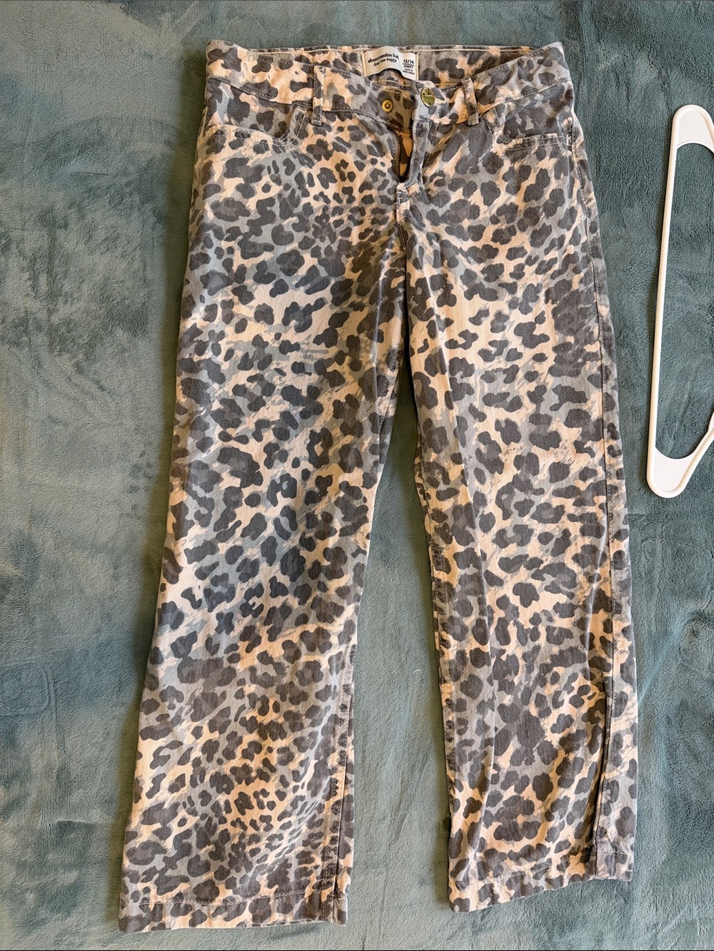 abercrombie girls Beige and Gray Leopard Print short Pants